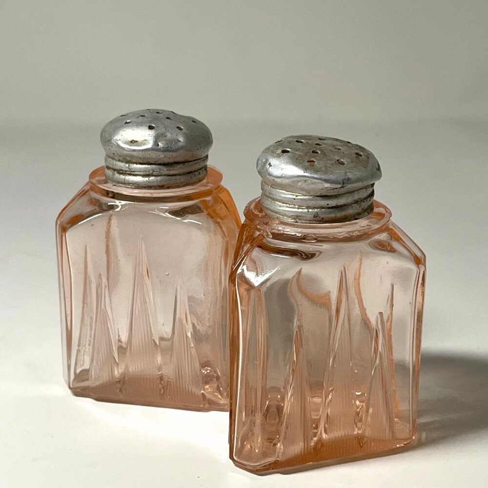 Pink salt and pepper shakers, vintage depression glass S soupfriends (
